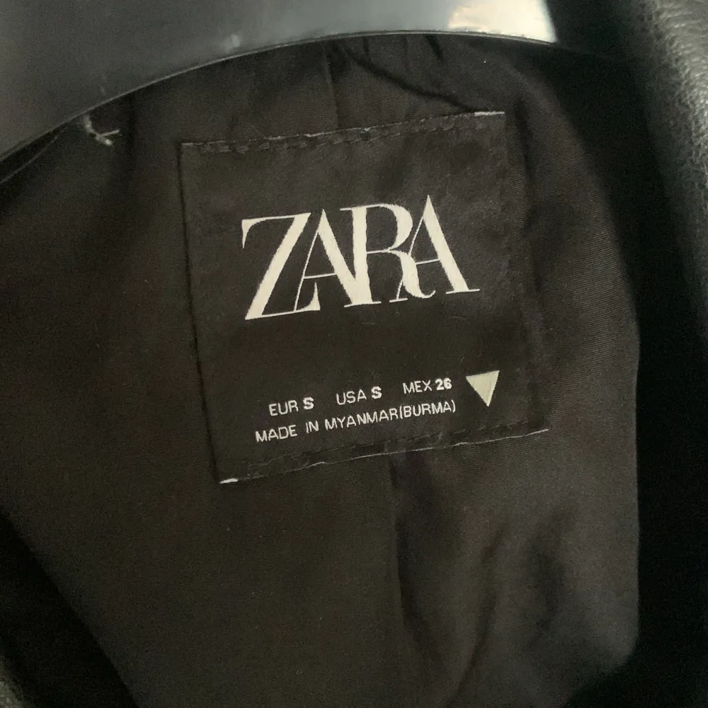 Jättefin skinnjacka ifrån Zara o strl S. Den är använd men är forfarande i ett bra skick. Säljer då den ej används.. Jackor.