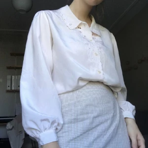 Vintage blus/skjorta! - Söt vintage blus/skjorta. Siden liknande material, ljusrosa/vit färg! I jättefint skick!