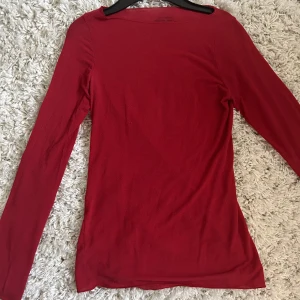 Röd intimissimi tröja - Säljer denna sjukt snygga och populära intimissimi tröjan som har varit slutsåld på hemsidan super länge, säljer den då jag inte använder den, den är använd en gång 🫶BUDGIVNINGEN FORTSÄTTER ÄVEN EFTER ATT DEN ÄR SLUT