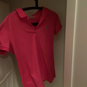 Lacoste tröja - Väldigt fin tröja dock aldrig använt den då rosa inte är riktigt min färg. Storleken är xl barn men skulle säga att den passar allt mellan xxs till m. Skriv för fler bilder eller om du har någon fråga❤️