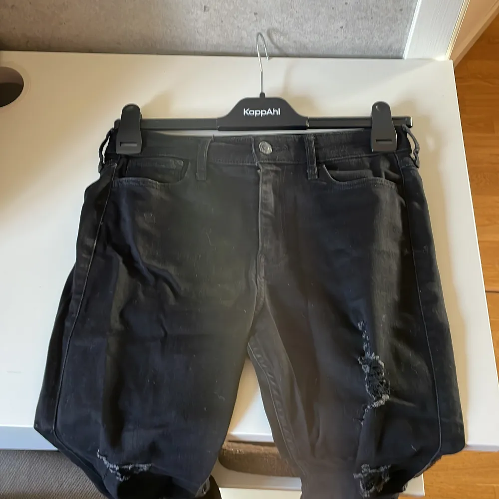 Inte använt dessa på flera år och bara några få tillfällen, hålen på jeansen var där från början. . Jeans & Byxor.