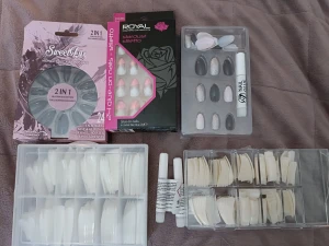 Naglar plus nageltillbehör - 500 neutrala långa lösnaglar,250 nagel tippar, 3förp färdig målade naglar,lim, dekoration o värktyg, 6 nagellack oanvända, 5 gellack oanvända, Lilly Nails nagelbandsolja. Pris 150 o köparen betalar PostNords färdiga förp med porto