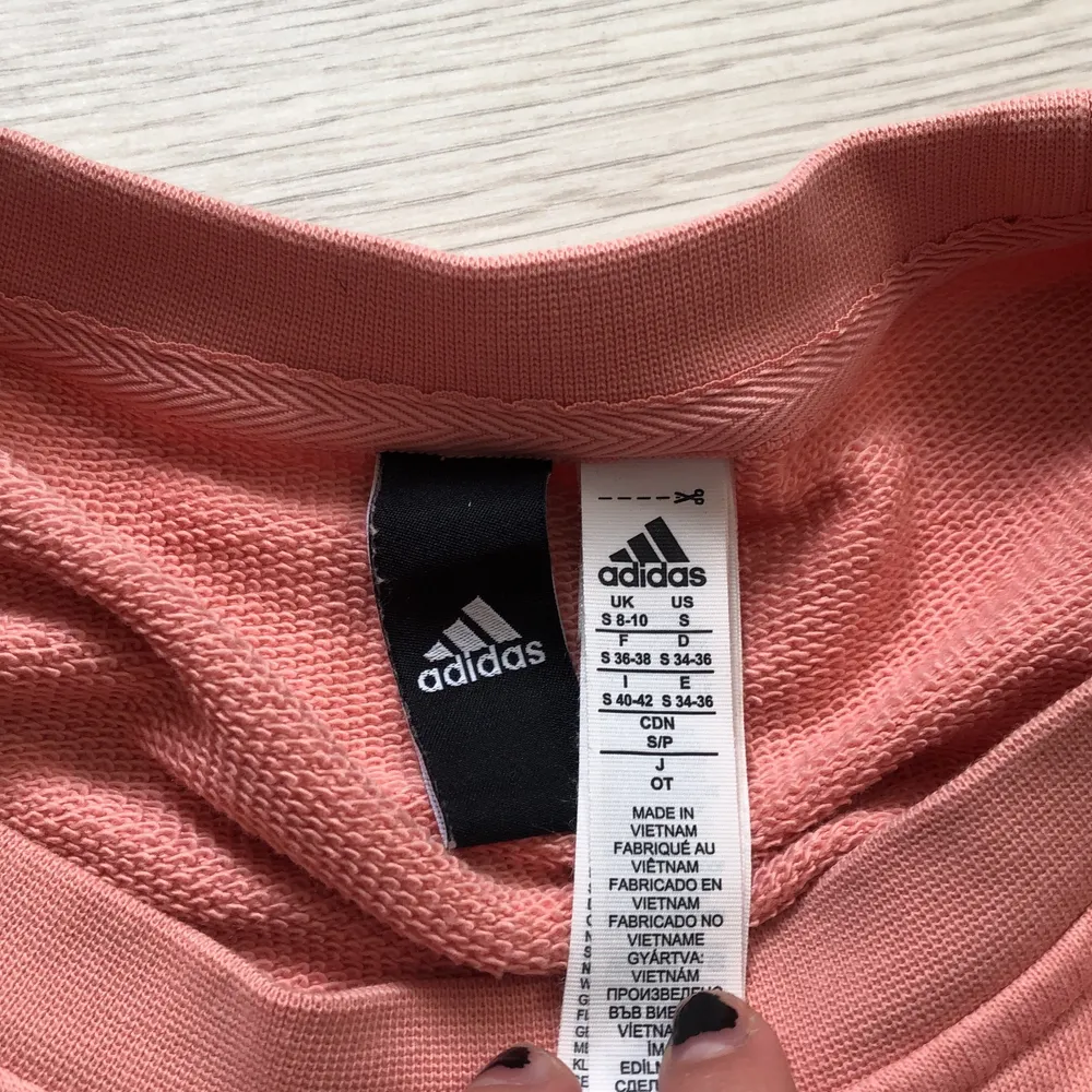 Adidas tröja från adidas i en ljus rosa färg. Jätte fin men kommer nt t användning. Ni kan buda men tänker från 169 iaf. Pris kan diskuteras vid snabb afffär. St S. Tröjor & Koftor.