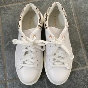 Säljer ett par snygga vita sneakers till sommarn! Säljer då dom inte kommer till användning så därav nästan oanvända! Skriv för frågor eller intresse🥰🥰⚡️