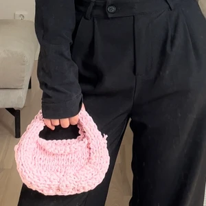 Chunky stickad väska (egen design)  - Finns i blå, grön samt fler färger kommer. Följ mig på @kerastudios för kommande släpp 💖