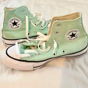 Superfina converse i iprincip nyskick!! Använda enstaka gång. Tvättade dem för hand häromdagen för att få dem att se helt nya ut men blev istället några små fläckar på dem 🥲 syns dock knappt irl och går nog att få bort om man tvättar igen. Storlek 35! 🌸🌸 vet ej exakt pris på frakt men kollad vid köp, skickar helst billigaste möjliga spårbara alternativet! 