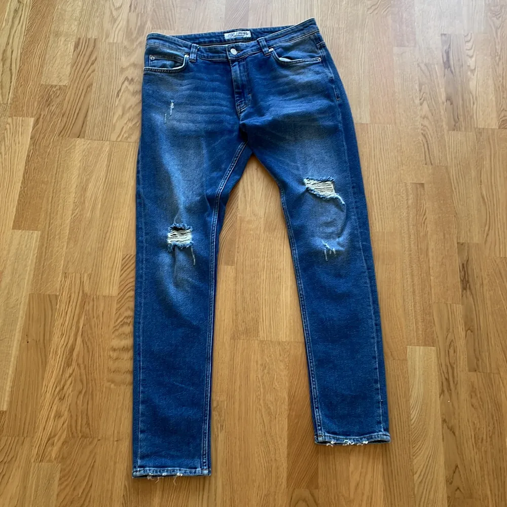 Som rubriken lyder, just junkies jeans som inte är värsta använda. Säljer den för den samlar damm i min garderob. Storlek 36/34. Jeans & Byxor.