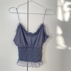 Supersöt topp - En supersöt topp från Gina Tricot! storlek small. Använd vid enstaka tillfällen, så jättefint skick. 🦋