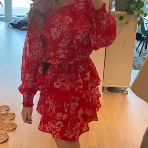 Drömmig sommarklänning - Sååå fin sommarklänning💓💓 Från Gina Tricot i storlek 34, går inte att få tag på längre och är i nyskick. Sitter så fint och  går in i midjan som ni ser och har en volangkjol💕