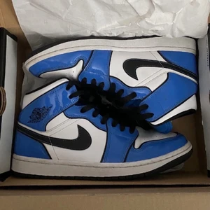 Jordan 1 signal blue storlek 42 - Säljer nu mina Jordan 1 eftersom att jag kände att storleken började bli lite för liten. Skorna är såklart använda men fortfarande i bra skick, skick 8/10. Jag kan såklart tvätta dom och möjligtvis uncreasa dom om någon är intresserad. Box ingår! Hör av er vid intresse! Pris kan diskuteras