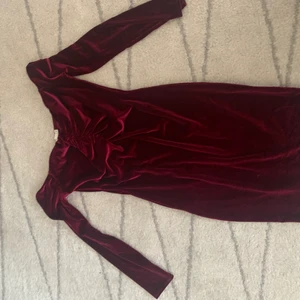 Msickrande kort klänning i sammet - Mjuk jättefin klänning från NLY Trend. Storlek M men passar mig som är S. Enbart använd 1 julafton. Räfflad i bysten och något figursydd.