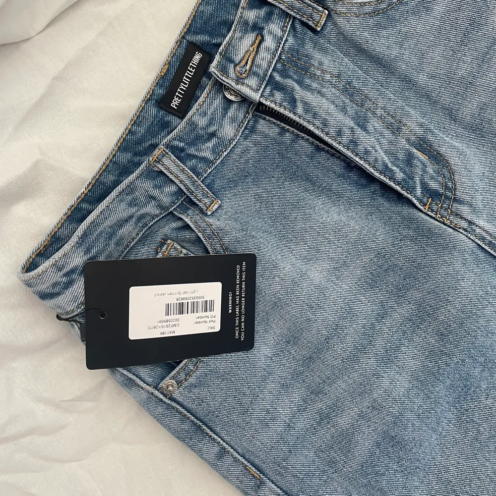 Blåa jeans med slits, aldrig använda. . Jeans & Byxor.