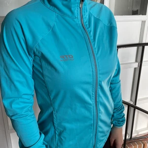 Softkällsjacka - Blå, tunn, fickor. Smidig på promenad eller springrundan. 