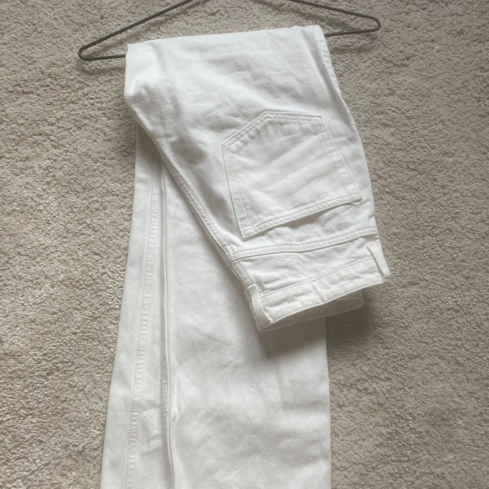Säljer dessa vita jeans från weekday i modellen rowe. De är i använt men bra skick. Det finns dock några små fläckar på benet som kan ses på sista bilden. . Jeans & Byxor.