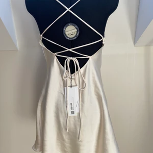 Zara gräddvit klänning - Otroligt fin slipdress från Zara! Köpt i Florens. Den är mer åt det gräddvita hållet (alltså inte kritvit), vilket gör att både guld och silversmycken passar superfint till. Årets studentklänning eller skolavslutningsklänning kanske? Storlek M, men liten i storleken så passar storlek S. Aldrig använd!