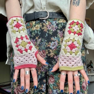 Torgvantar med mormorsrutor! - Jättegulliga torgvantar/handledsvärmare med mormorsrutor som jag virkat! Inte helt felfria såklart men inget som syns jättetydligt!