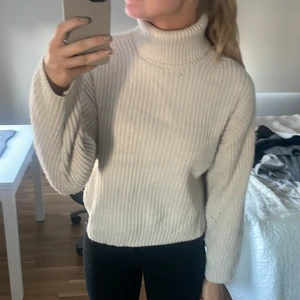 Biege polotröja  - Fin ribbad polotröja från HM 