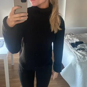 Svart polo - Ribbad polo tröja från NAKD