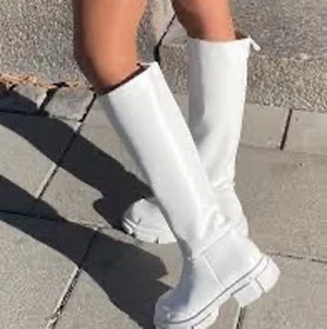  BOOTS - Säljer nu mina slutsålda gröna boots ifrån ginatricot . Använd ett fåtal gånger ! Nypris 699 säljer för 299 kan även tänka mig att gå ner i pris vid snabb affär . 