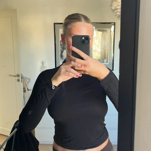 Svart långärmad  - Svart långärmad med liten polo!