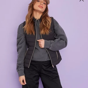 Rockanblue väst - Tja! Säljer min Rockandblue väst i storlek S, för den kommer inte till användning. Har haft den på mig Max 5 gånger så inga eventuella skador eller annat på. Väldigt fint skick 10/10. Ny pris ligger på 1.299kr men säljer för 599kr vid snabb affär kan priset diskuteras. Kan även skicka bilder med västen på osv om det önskas, bara att höra av sig 😁 