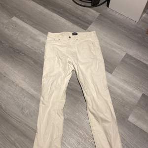   Vita regular jeans från HM storlek 30/30 köpt för 400 