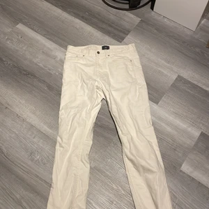 Jeans  -   Vita regular jeans från HM storlek 30/30 köpt för 400 