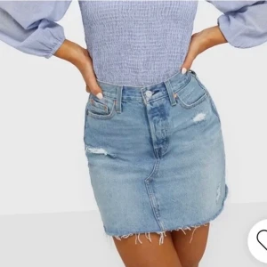 Jeanskjol från Levis - Superfin jeanskjol från Levis i storlek 24! Aldrig använd! Säljer då den blivit för liten för mig!  SÅ SÅ SÅ fin kjol nu till sommaren 😍💘 hör av er för egna bilder/frågor!