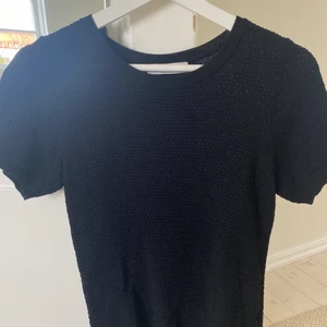 Svart tröja zara - Svart lite tjockare t shirt från zara. Storlek M men passar S också. 