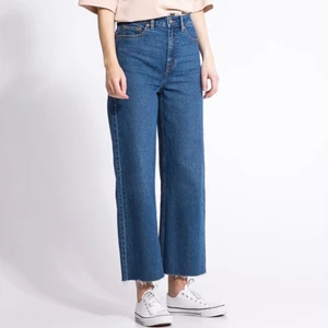 Mörkblå Jeans  - Säljer dessa populära ”lane” jeans från lager157 som jag använt 1 gång! Jag är ca 155 cm 🤍  xs   100 kr + frakt (nypris 300kr)