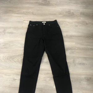 Visa Jeans - Svarta Vida Jeans, använt fåtal gånger! Storlek 40 men skulle säga att de sitter mer som en 38.