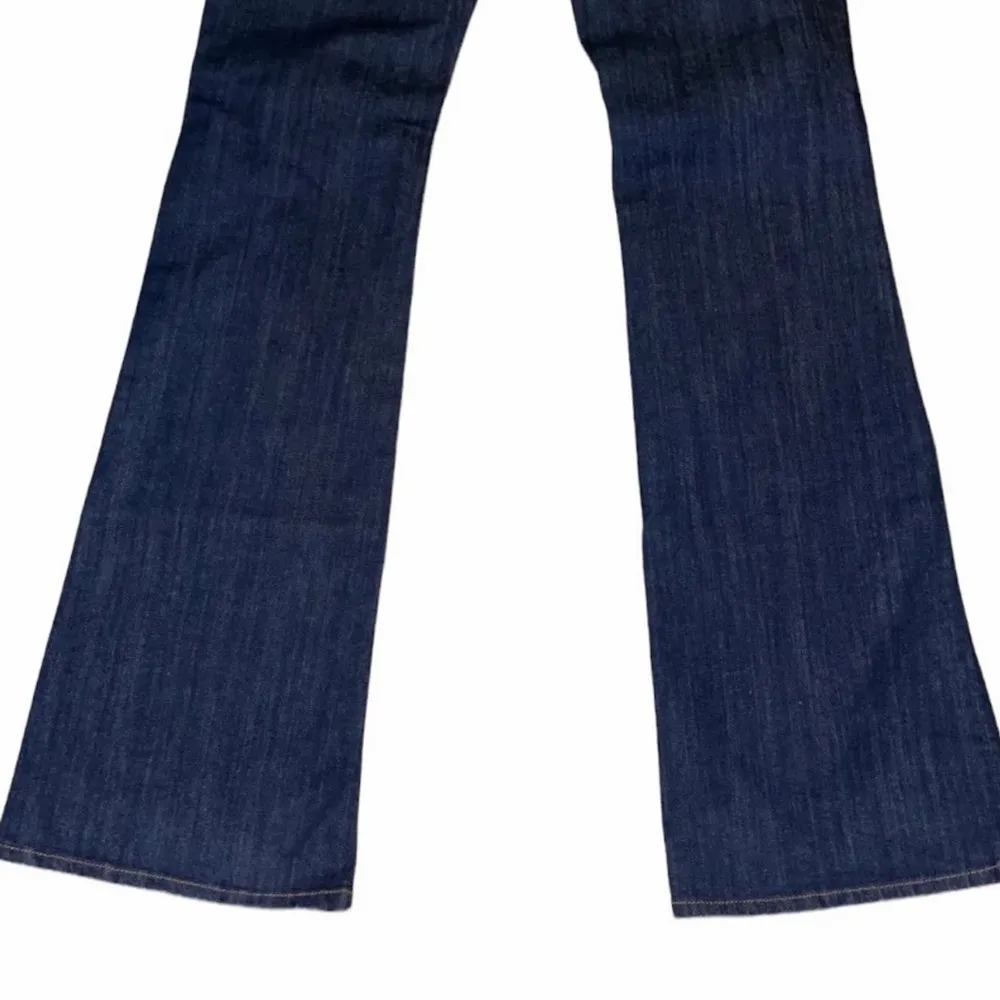 jättefina utsvängda mörkblåa jeans, jag tror att det är hög eller mellan midja på dem, väldigt bra skick, säljes pga för små (kan inte skicka bild på hur dem sitter tyvärr) skriv privat för fler bilder eller frågor <3 . Jeans & Byxor.