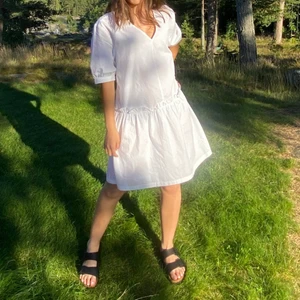 Mobil klänning - En oversized klänning. Jag är 162 cm och brukar bära XS-S ibland på klänningar, klänningen är 100% bomull och inte genomskinlig alls🤝❤️‍🔥 har bara använt klänningen 2 gånger så den är i nyskick!