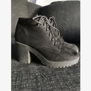 Klackskor i fuskmocka - Supersköna klackskor som man kan gå hur länge som helst med! Billigt pris pga skavmärken‼️ Storlek 39