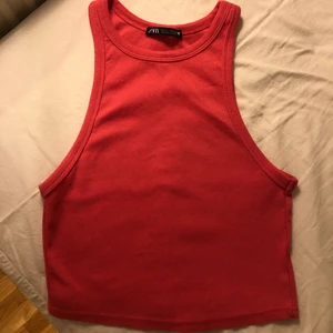 Rosa topp från Zara❤️ - Säljer supergullig rosa topp från Zara!❤️Strl L men är väldigt liten i storlek! 50kr+frakt som ligger på 56kr! Kontakta gärna vid frågor!😊