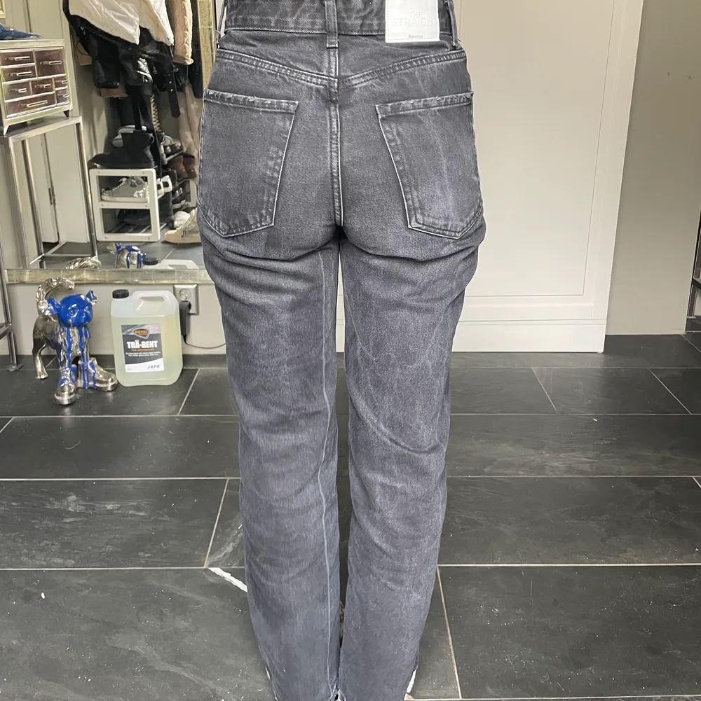 Svart jeans från bershka i storlek 36💕. Jeans & Byxor.