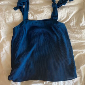 Jättesöt plisserad topp från Samsøe - Säljer denna topp som man knyter själv runt axlarna, den är blå i ett plisserat material, jättesöt!!