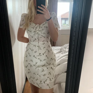 Klänning - Jätte söt sommarklänning💖 den är i fint skick🎀 säljer pga att den inte kommer till användning🌸 skriv privat för mer info🌸