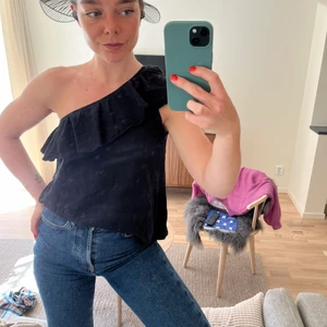 Off shoulder topp - Så gullig off shoulder topp med volang från hm som tyvärr inte kommer till användning längre! Hör av dig vid frågor/mer bilder.🤍