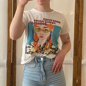 Vit T-shirt med tryck  - Betala bara för frakt. Väger om du är intresserad