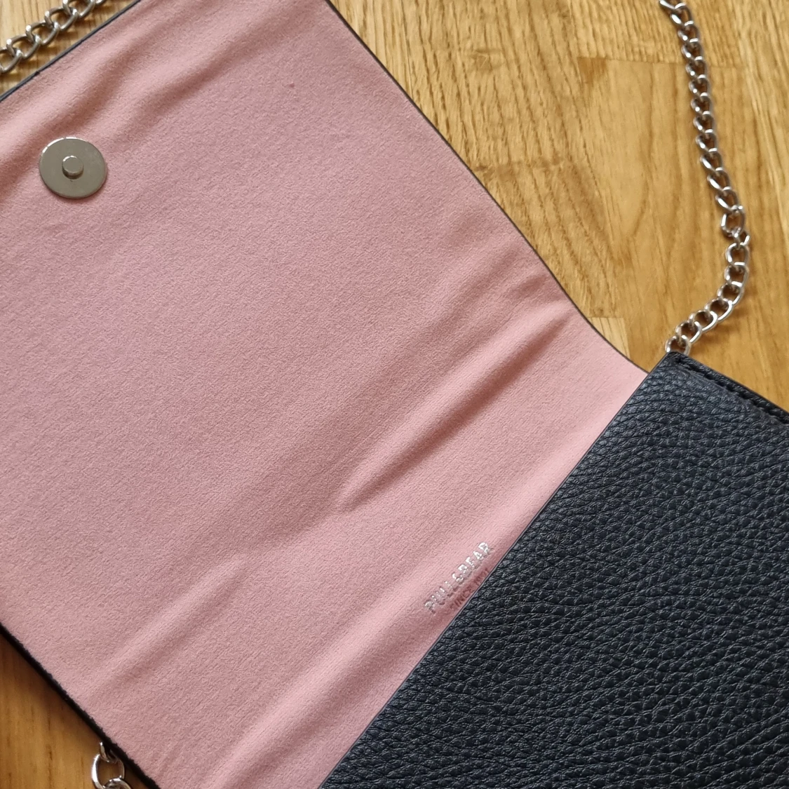 Liten svart väska med kedja - 90