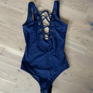 Baddräkt från HM - Storlek 34. Djup i ryggen. Använd vid två tillfällen.