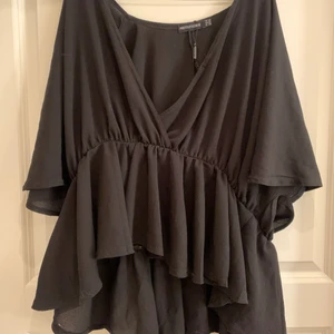 Svart blus strl 48 - Fin kortärmad volangblus i svart