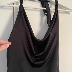 Sexig klänning - Supersnygg, liten, svart klänning från rebecca Stella. Öppen rygg och otroligt skönt material. Sitter som en jävla smäck. Använd fåtal gånger på fest. Knyte i halsen. Strechtigt material