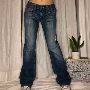 Låg midjad jeans  -  Säljer ett par jätte fina låg midjade jeans! Dom är jätte fina o sitter perfekt på mig som är 175 cm lång och dom är 78cm i midjan☺️dom är i jätte Fint skick o dom har inga skador 😜jag säljer inte dom för dom är dåliga. Jag säljer för det är inte min stil