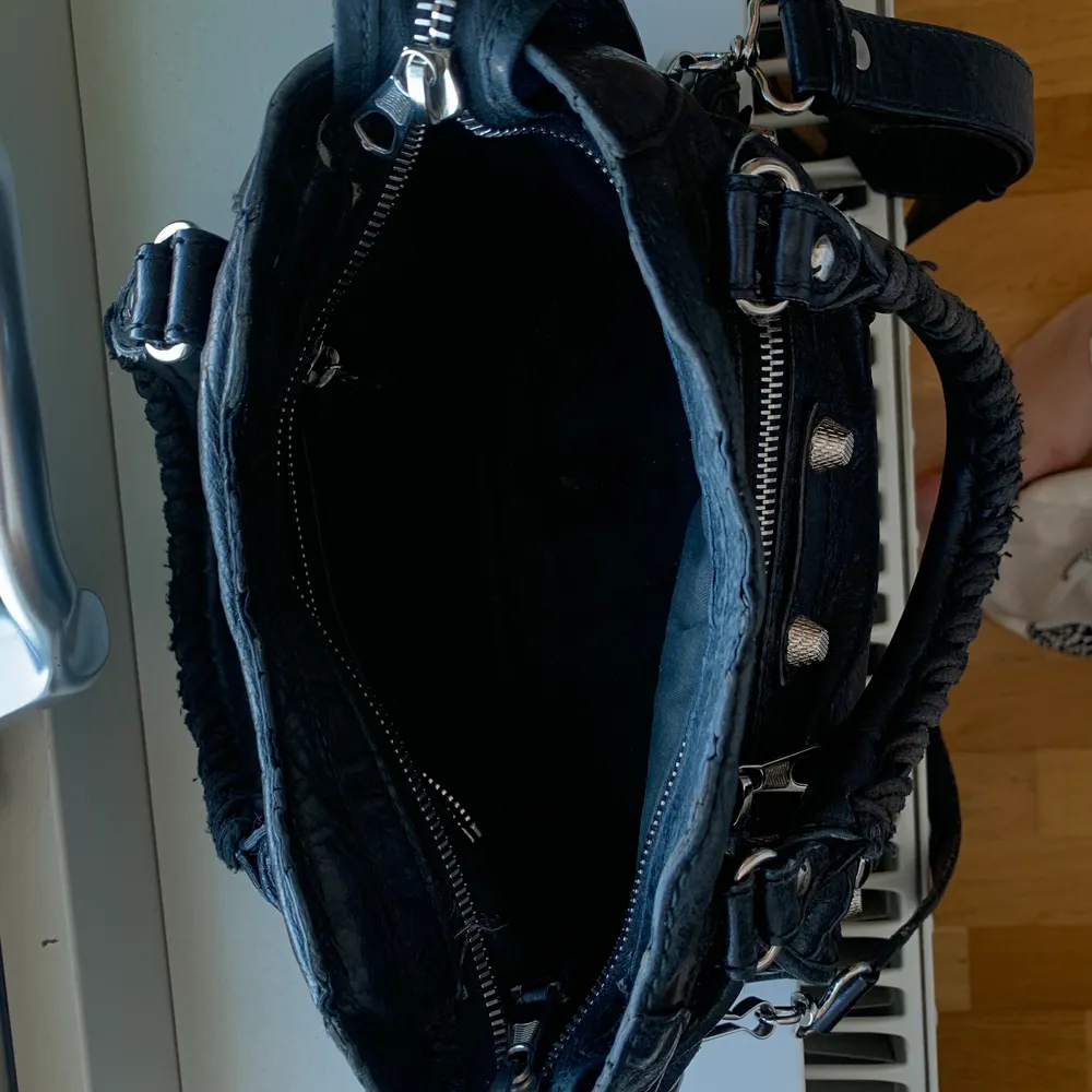 Säljer en av mina drömväskor! Balenciaga city i svart, ena flärpen på dragkedjan är borta men det är det ända som saknas. Spegel och kvitto följer med. Säljer pga att jag köpt en ny väska:). Väskor.