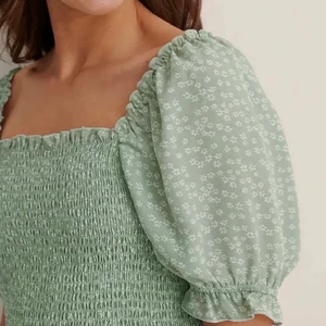 Grön topp🥰 - Säljer min helt oanvända topp från NAKD då jag känner mig för blek i den haha🙃 Den är i helt nytt skick och verkligen superfin😩🥰 Hör av dig för fler bilder💖köparen står för frakten🙌🏼