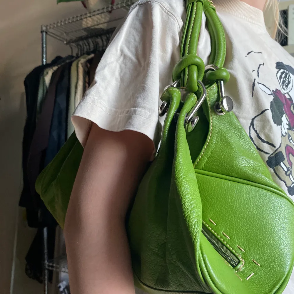 en jättefin olivgrön väska med många fickor, fina detaljer och fin passform! bra skick och inga tydliga skador🙌 frakt 66 kr, skriv för flera bilder o information!💋. Väskor.