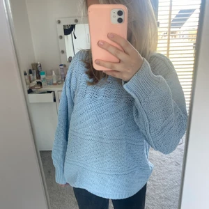 Stickad ljusblå tröja - Säljer denna härliga stickade/virkade ljusblåa tröjan som är använd väldigt fåtal gånger. Den passar perfekt nu till sommaren/våren och är i väldigt bra skick! Köparen står för frakten 💙