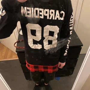 Gammal go tröja, från min kära mormor(; - Tjena! Fick denna gamla goa tröja från min mormor för typ ett år sedan, och har aldrig använt den och tänker att någon annan kanske uppskattar den mera.(: Tröjan är väldigt bekväm iaf, hör av er vid övriga frågor. 